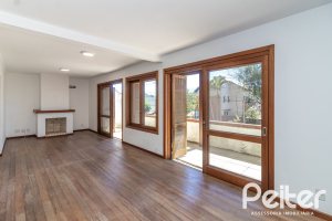 Casa à venda com 240m², 3 dormitórios, 1 suíte, 4 vagas, no bairro Vila Conceição em Porto Alegre