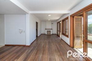 Casa à venda com 240m², 3 dormitórios, 1 suíte, 4 vagas, no bairro Vila Conceição em Porto Alegre