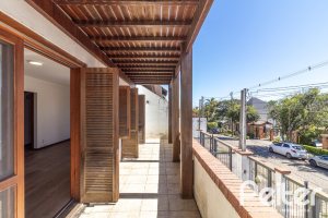 Casa à venda com 240m², 3 dormitórios, 1 suíte, 4 vagas, no bairro Vila Conceição em Porto Alegre