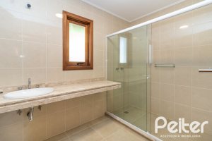 Casa à venda com 240m², 3 dormitórios, 1 suíte, 4 vagas, no bairro Vila Conceição em Porto Alegre