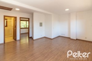 Casa à venda com 240m², 3 dormitórios, 1 suíte, 4 vagas, no bairro Vila Conceição em Porto Alegre