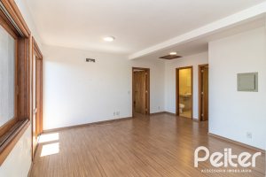 Casa à venda com 240m², 3 dormitórios, 1 suíte, 4 vagas, no bairro Vila Conceição em Porto Alegre