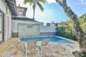 Casa em Condomínio à venda com 500m², 4 dormitórios, 4 suítes, 3 vagas, no bairro Vila Assunção em Porto Alegre