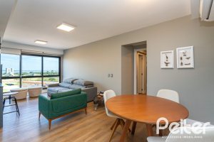 Apartamento à venda com 100m², 3 dormitórios, 1 suíte, 2 vagas, no bairro Cristal em Porto Alegre