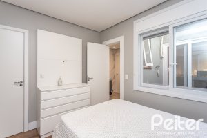 Casa à venda com 170m², 3 dormitórios, 4 vagas, no bairro Tristeza em Porto Alegre