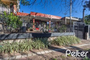 Casa à venda com 170m², 3 dormitórios, 4 vagas, no bairro Tristeza em Porto Alegre