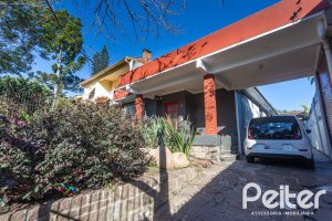 Casa à venda com 170m², 3 dormitórios, 4 vagas, no bairro Tristeza em Porto Alegre