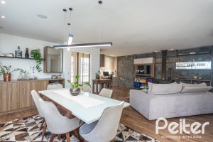 Casa à venda com 170m², 3 dormitórios, 4 vagas, no bairro Tristeza em Porto Alegre