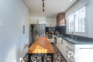 Casa à venda com 170m², 3 dormitórios, 4 vagas, no bairro Tristeza em Porto Alegre