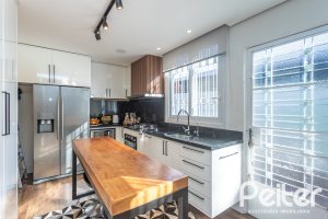 Casa à venda com 170m², 3 dormitórios, 4 vagas, no bairro Tristeza em Porto Alegre