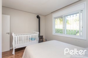 Casa à venda com 170m², 3 dormitórios, 4 vagas, no bairro Tristeza em Porto Alegre