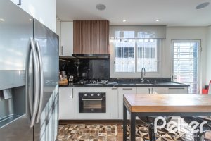 Casa à venda com 170m², 3 dormitórios, 4 vagas, no bairro Tristeza em Porto Alegre