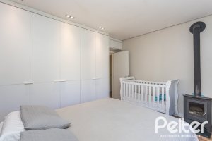 Casa à venda com 170m², 3 dormitórios, 4 vagas, no bairro Tristeza em Porto Alegre