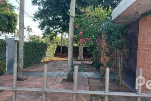 Casa à venda com 224m², 4 dormitórios, 1 suíte, 6 vagas, no bairro Ipanema em Porto Alegre