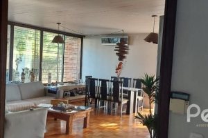 Casa à venda com 224m², 4 dormitórios, 1 suíte, 6 vagas, no bairro Ipanema em Porto Alegre