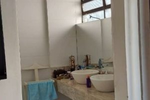 Casa à venda com 224m², 4 dormitórios, 1 suíte, 6 vagas, no bairro Ipanema em Porto Alegre