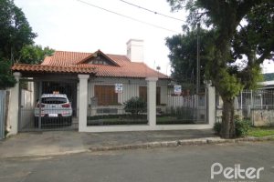 Casa à venda com 240m², 4 dormitórios, 1 suíte, 3 vagas, no bairro Camaquã em Porto Alegre