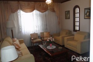 Casa à venda com 240m², 4 dormitórios, 1 suíte, 3 vagas, no bairro Camaquã em Porto Alegre