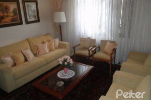 Casa à venda com 240m², 4 dormitórios, 1 suíte, 3 vagas, no bairro Camaquã em Porto Alegre