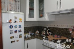 Casa à venda com 240m², 4 dormitórios, 1 suíte, 3 vagas, no bairro Camaquã em Porto Alegre