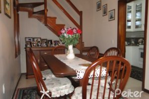 Casa à venda com 240m², 4 dormitórios, 1 suíte, 3 vagas, no bairro Camaquã em Porto Alegre