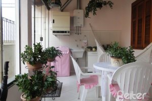 Casa à venda com 240m², 4 dormitórios, 1 suíte, 3 vagas, no bairro Camaquã em Porto Alegre