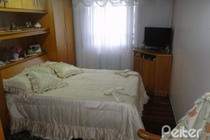 Casa à venda com 240m², 4 dormitórios, 1 suíte, 3 vagas, no bairro Camaquã em Porto Alegre