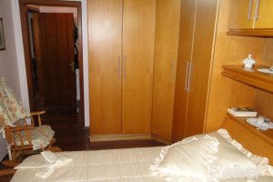 Casa à venda com 240m², 4 dormitórios, 1 suíte, 3 vagas, no bairro Camaquã em Porto Alegre