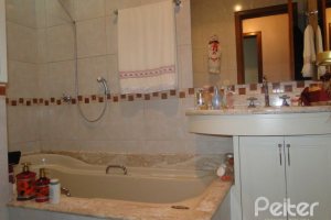 Casa à venda com 240m², 4 dormitórios, 1 suíte, 3 vagas, no bairro Camaquã em Porto Alegre