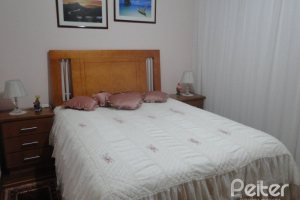 Casa à venda com 240m², 4 dormitórios, 1 suíte, 3 vagas, no bairro Camaquã em Porto Alegre