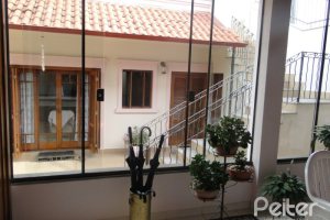 Casa à venda com 240m², 4 dormitórios, 1 suíte, 3 vagas, no bairro Camaquã em Porto Alegre