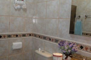 Casa à venda com 240m², 4 dormitórios, 1 suíte, 3 vagas, no bairro Camaquã em Porto Alegre