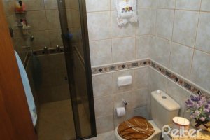 Casa à venda com 240m², 4 dormitórios, 1 suíte, 3 vagas, no bairro Camaquã em Porto Alegre