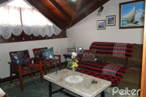 Casa à venda com 240m², 4 dormitórios, 1 suíte, 3 vagas, no bairro Camaquã em Porto Alegre