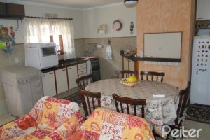 Casa à venda com 240m², 4 dormitórios, 1 suíte, 3 vagas, no bairro Camaquã em Porto Alegre