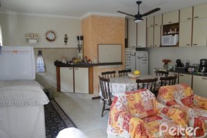 Casa à venda com 240m², 4 dormitórios, 1 suíte, 3 vagas, no bairro Camaquã em Porto Alegre