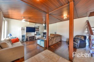 Casa à venda com 290m², 4 dormitórios, 1 suíte, no bairro Vila Nova em Porto Alegre