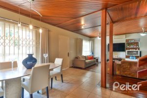 Casa à venda com 290m², 4 dormitórios, 1 suíte, no bairro Vila Nova em Porto Alegre