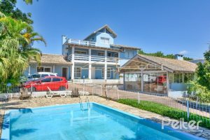 Casa à venda com 290m², 4 dormitórios, 1 suíte, no bairro Vila Nova em Porto Alegre