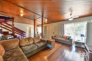 Casa à venda com 290m², 4 dormitórios, 1 suíte, no bairro Vila Nova em Porto Alegre