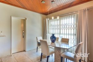 Casa à venda com 290m², 4 dormitórios, 1 suíte, no bairro Vila Nova em Porto Alegre