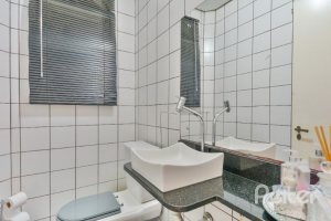 Casa à venda com 290m², 4 dormitórios, 1 suíte, no bairro Vila Nova em Porto Alegre