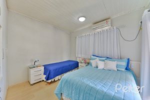 Casa à venda com 290m², 4 dormitórios, 1 suíte, no bairro Vila Nova em Porto Alegre