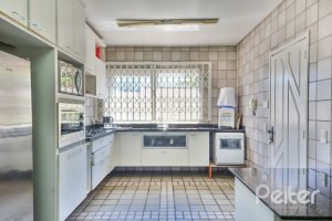 Casa à venda com 290m², 4 dormitórios, 1 suíte, no bairro Vila Nova em Porto Alegre