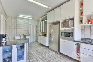 Casa à venda com 290m², 4 dormitórios, 1 suíte, no bairro Vila Nova em Porto Alegre