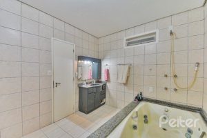 Casa à venda com 290m², 4 dormitórios, 1 suíte, no bairro Vila Nova em Porto Alegre