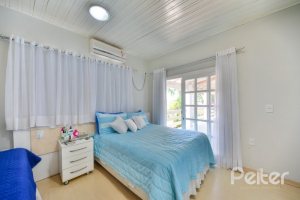 Casa à venda com 290m², 4 dormitórios, 1 suíte, no bairro Vila Nova em Porto Alegre