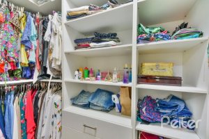 Casa à venda com 290m², 4 dormitórios, 1 suíte, no bairro Vila Nova em Porto Alegre