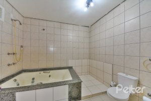 Casa à venda com 290m², 4 dormitórios, 1 suíte, no bairro Vila Nova em Porto Alegre