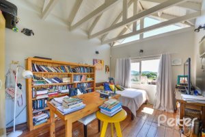 Casa à venda com 290m², 4 dormitórios, 1 suíte, no bairro Vila Nova em Porto Alegre